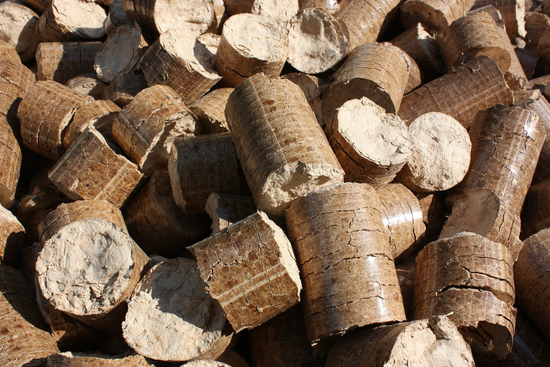 Brikett készítés fahulladék, mezőgazdasági és környezetbarát hulladékból